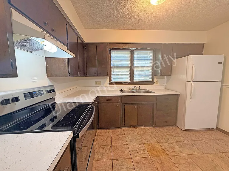2750 N Howard Ave — Photo 8