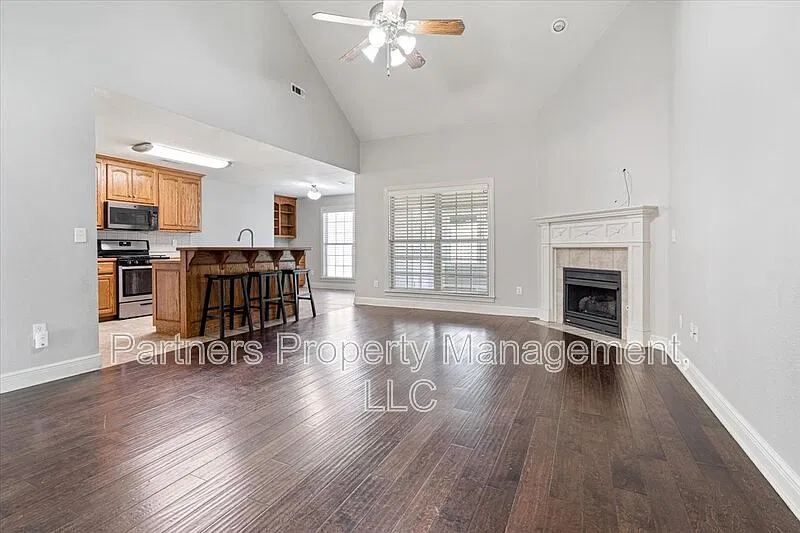 4 bed, 2.0 bath, 2355 sqft, $2,195 — Photo 3