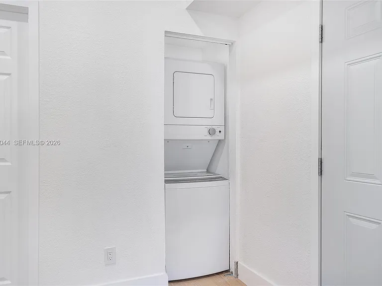 629 SW 10th Ave #6 — Photo 12