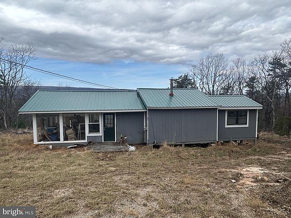5th image of 121 Scotch Pine Ln
