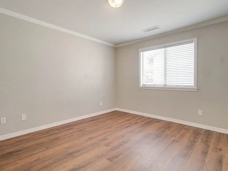 2143 W Marconi Ave — Photo 45