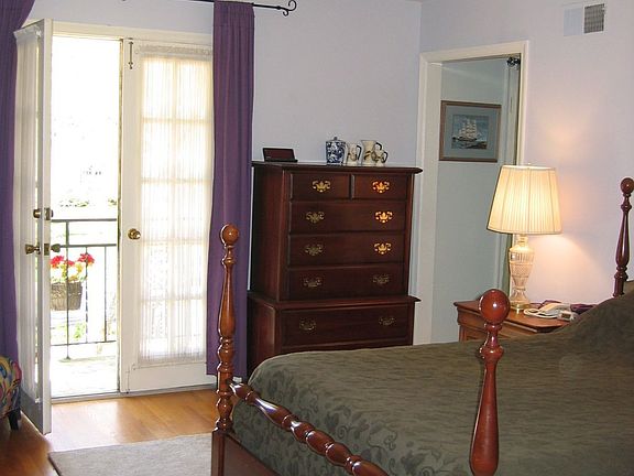 Master Bedroom w Balcony