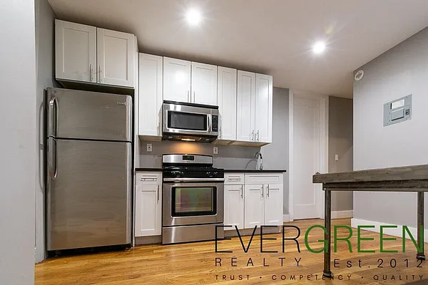 Rented by Evergreen Apartments BK | media 11