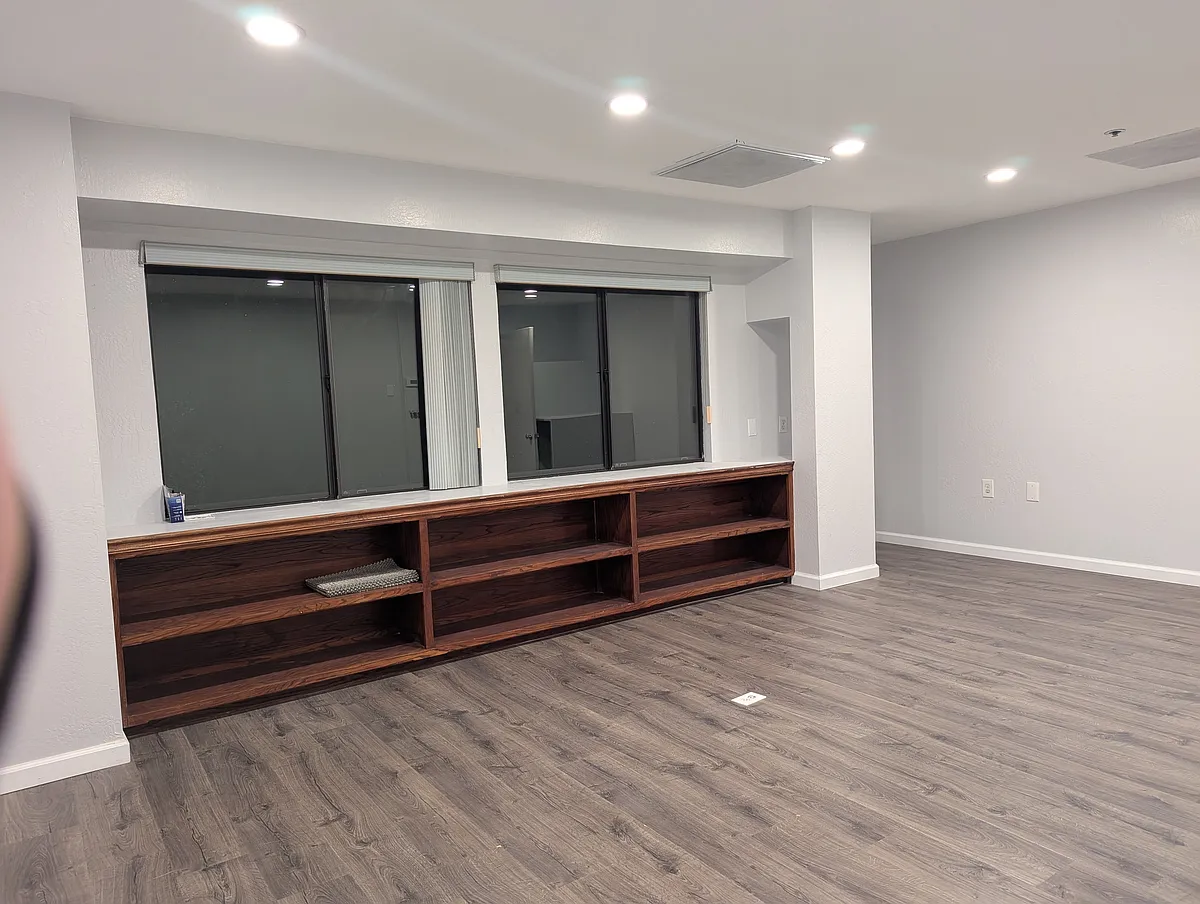 Building Photo - 701 De Long Ave
