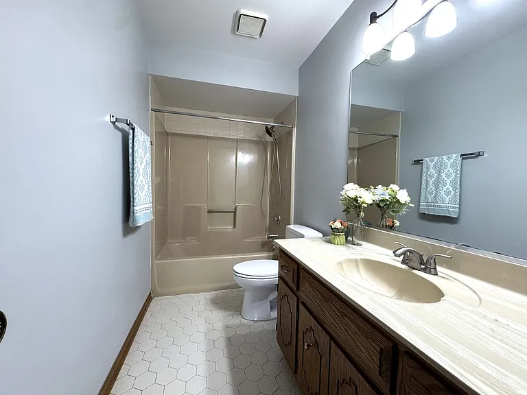 1217 Yorkshire Dr — Photo 17