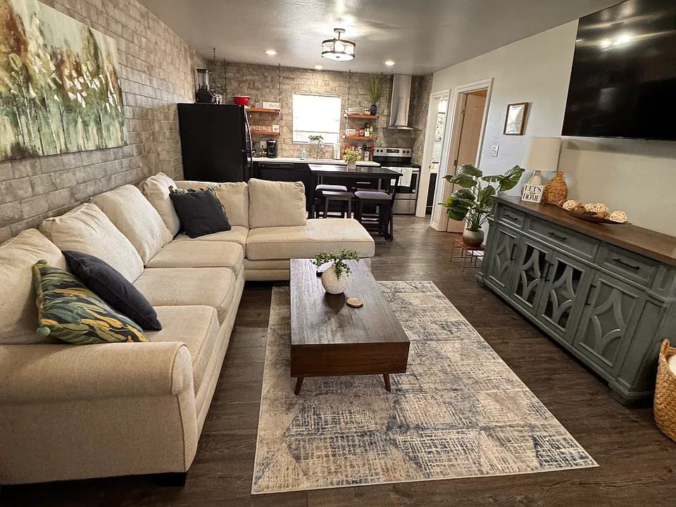 1207 W Gore Blvd #17
