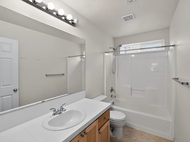 472 NE 60th Ave — Photo 15