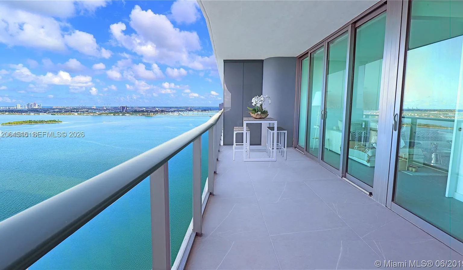 One Paraiso Condo — Photo 2