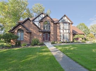 4 Buttonwood Ln, East Amherst, NY 14051