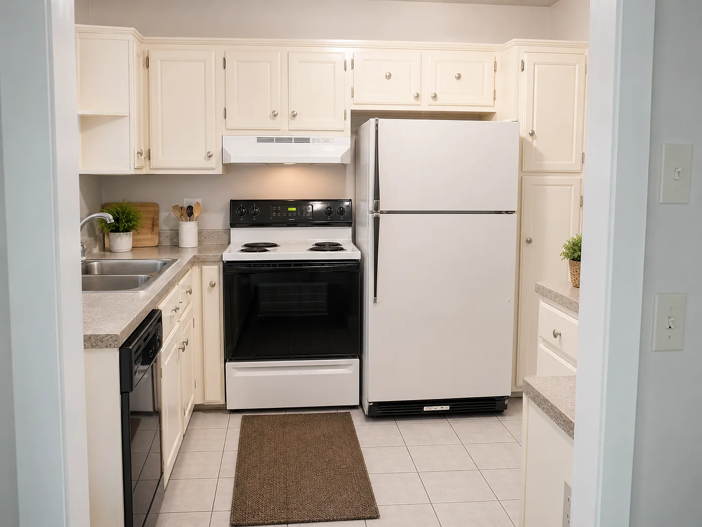 Blacksburg, 3 BR / 3 BA Available August 14 — Photo 2