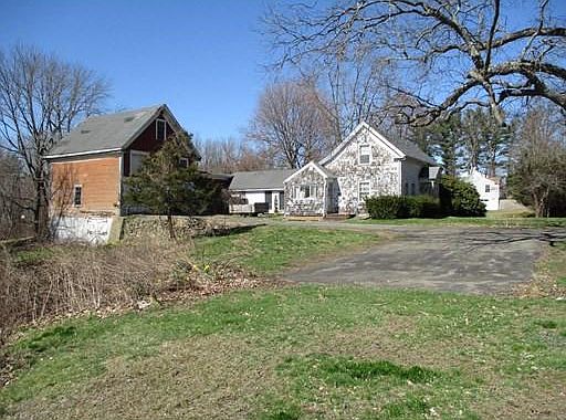 2nd image of 230 Amesbury Rd
