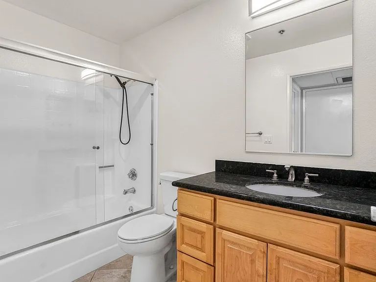 511 Carondelet Apartments — Photo 6