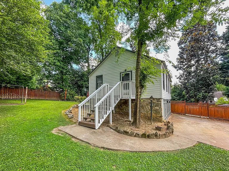 1539 N Morningside Dr NE — Photo 10