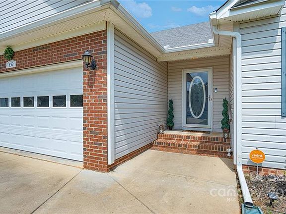 4th image of 453 Eden Oaks Dr