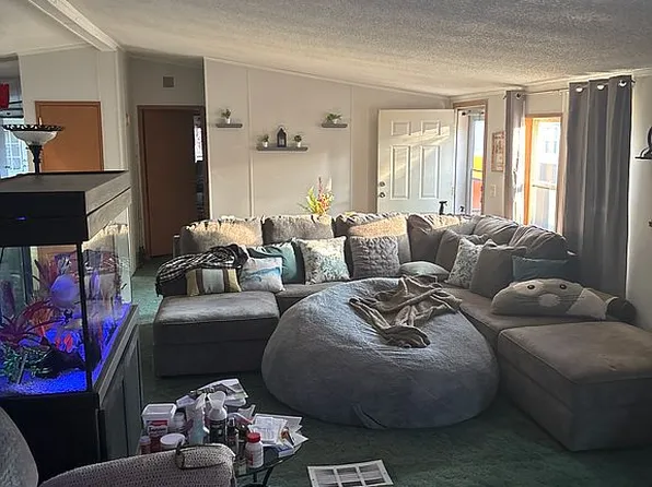 211 Lakeshore Cir, Oxford, MI 48371