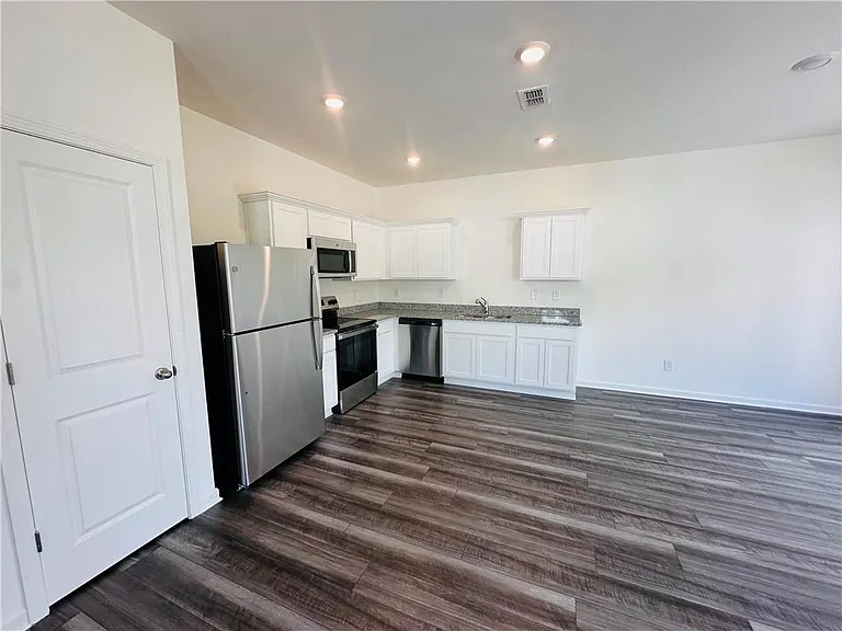 423 Towson St — Photo 9