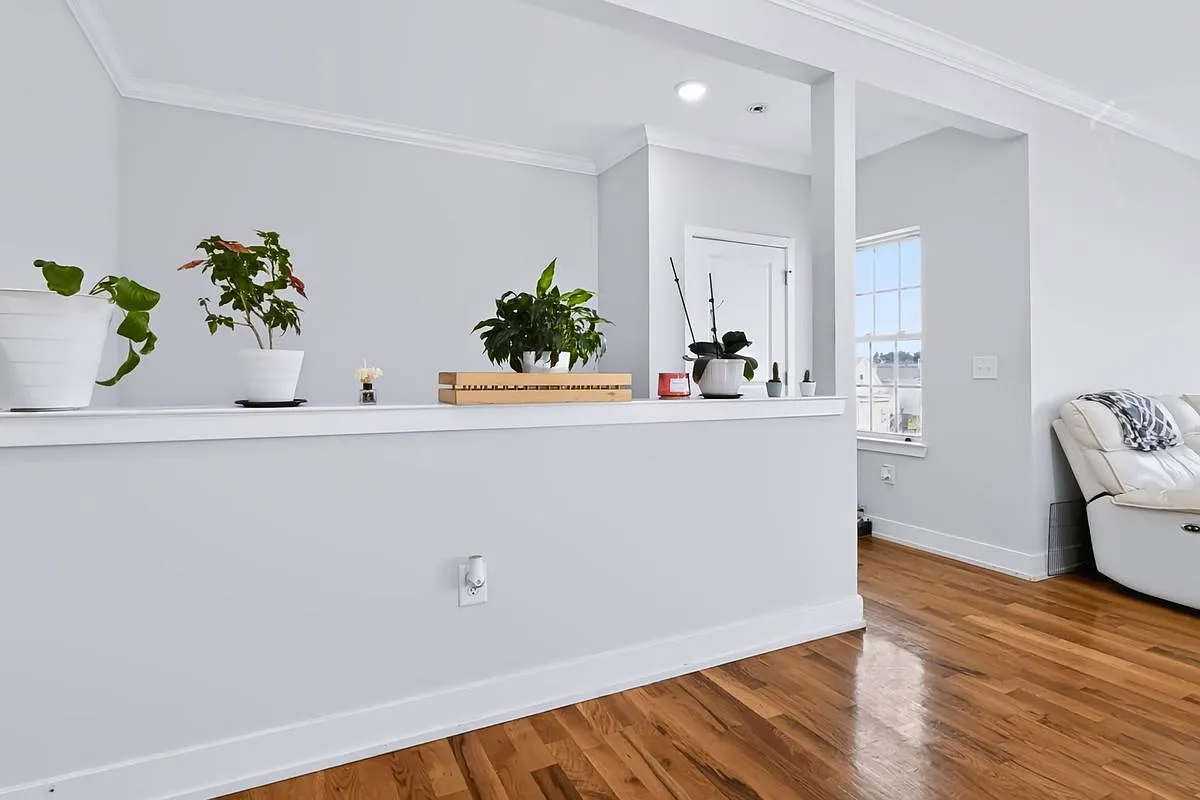 3 bed, 2.0 bath, 1950 sqft, $3,300 — Photo 4