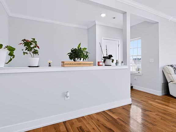 4th image of 313 Doyle St #2
