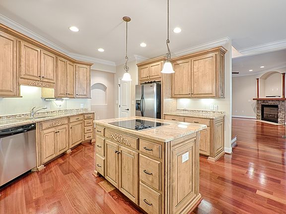 5th image of 2409 Falcon Ln