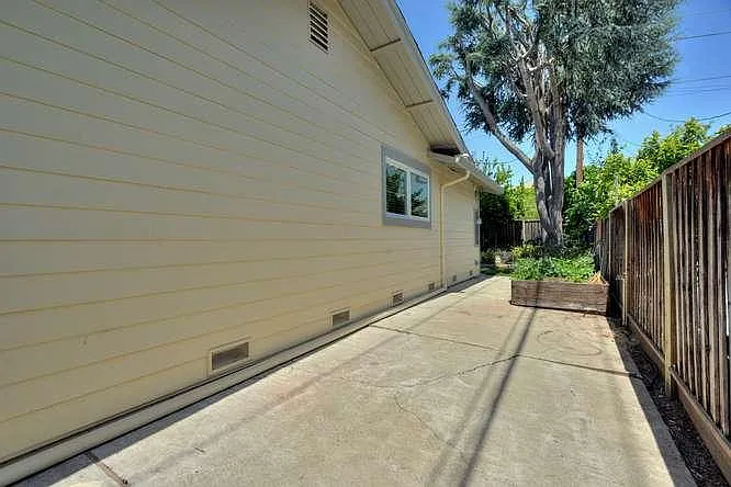 2040 Conifer Ln — Photo 25