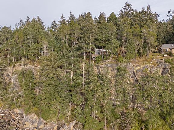 3rd image of 811 Canso Rd
