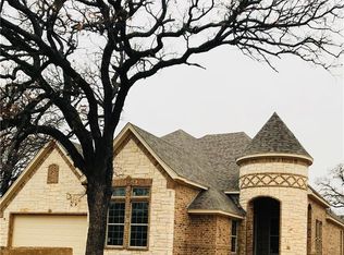 905 Shady Oaks Dr, Kennedale, TX 76060