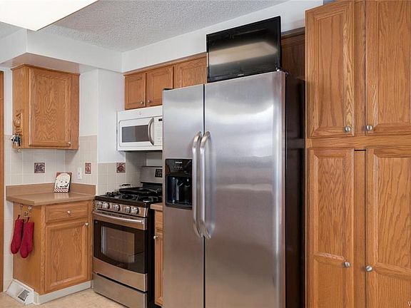 3rd image of 27 Joanne Ln