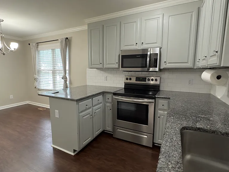 233 Montclaire Cir — Photo 5