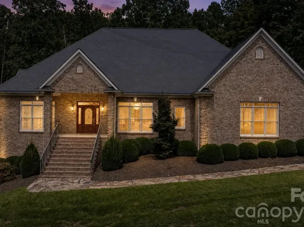 2752 Brittany Dr, Lenoir, NC 28645