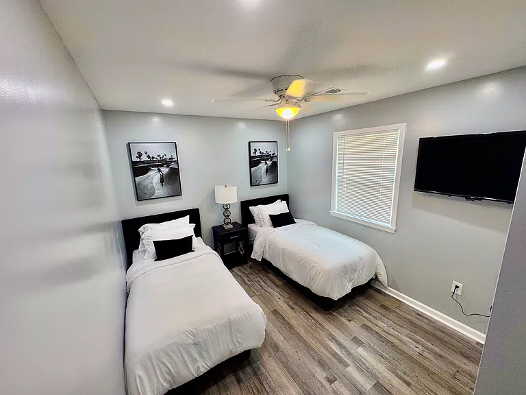 3228 Stratton Ln — Photo 5