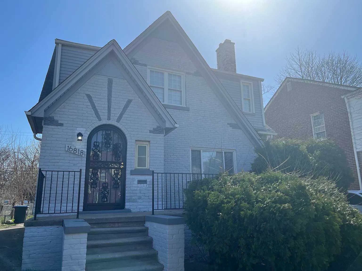 Beautiful colonial borders North Rosedale Park — Photo 1