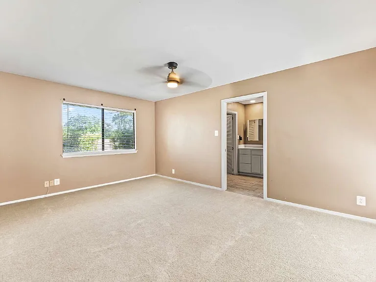 5801 Royal Ridge Dr — Photo 11
