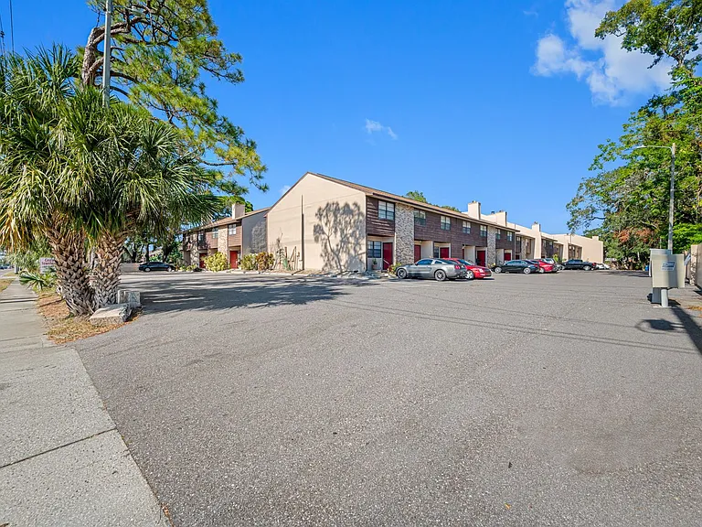 6119 Memorial Hwy — Photo 28