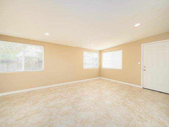5th image of 214 N Santa Clara St