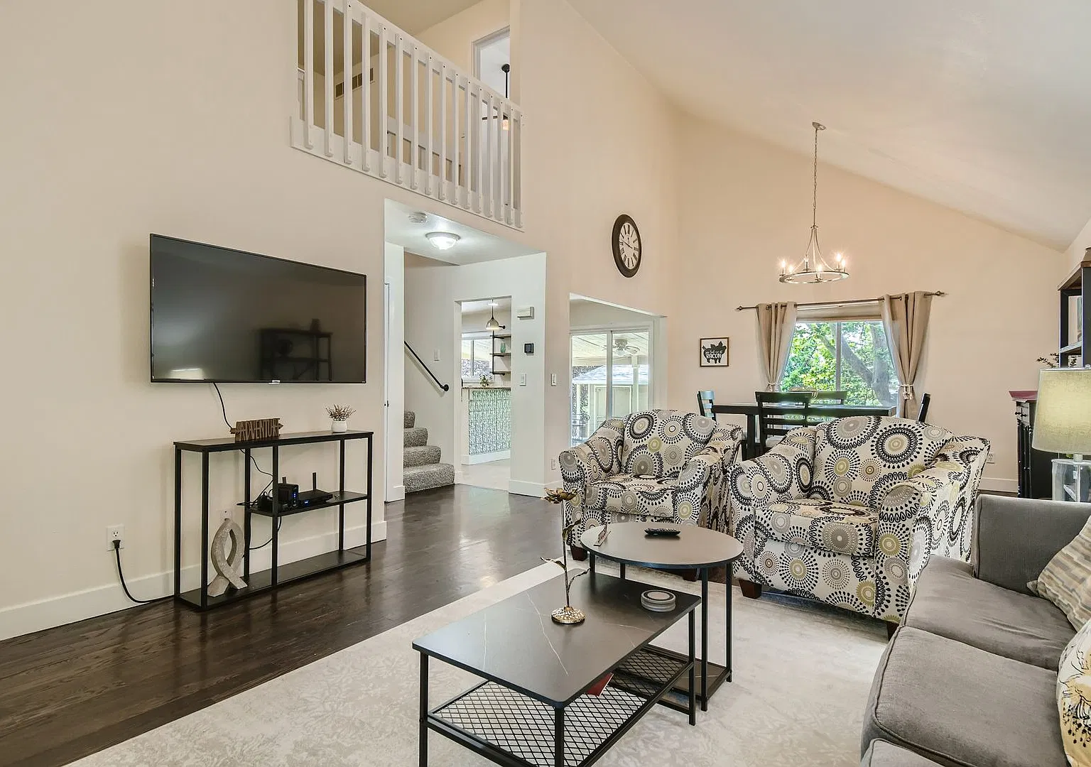Spacious 3 Bedroom w/ Dedicated Office — Photo 1