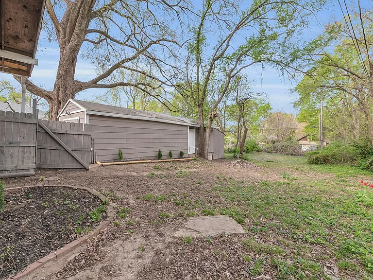 2110 S Sterling Ave — Photo 24