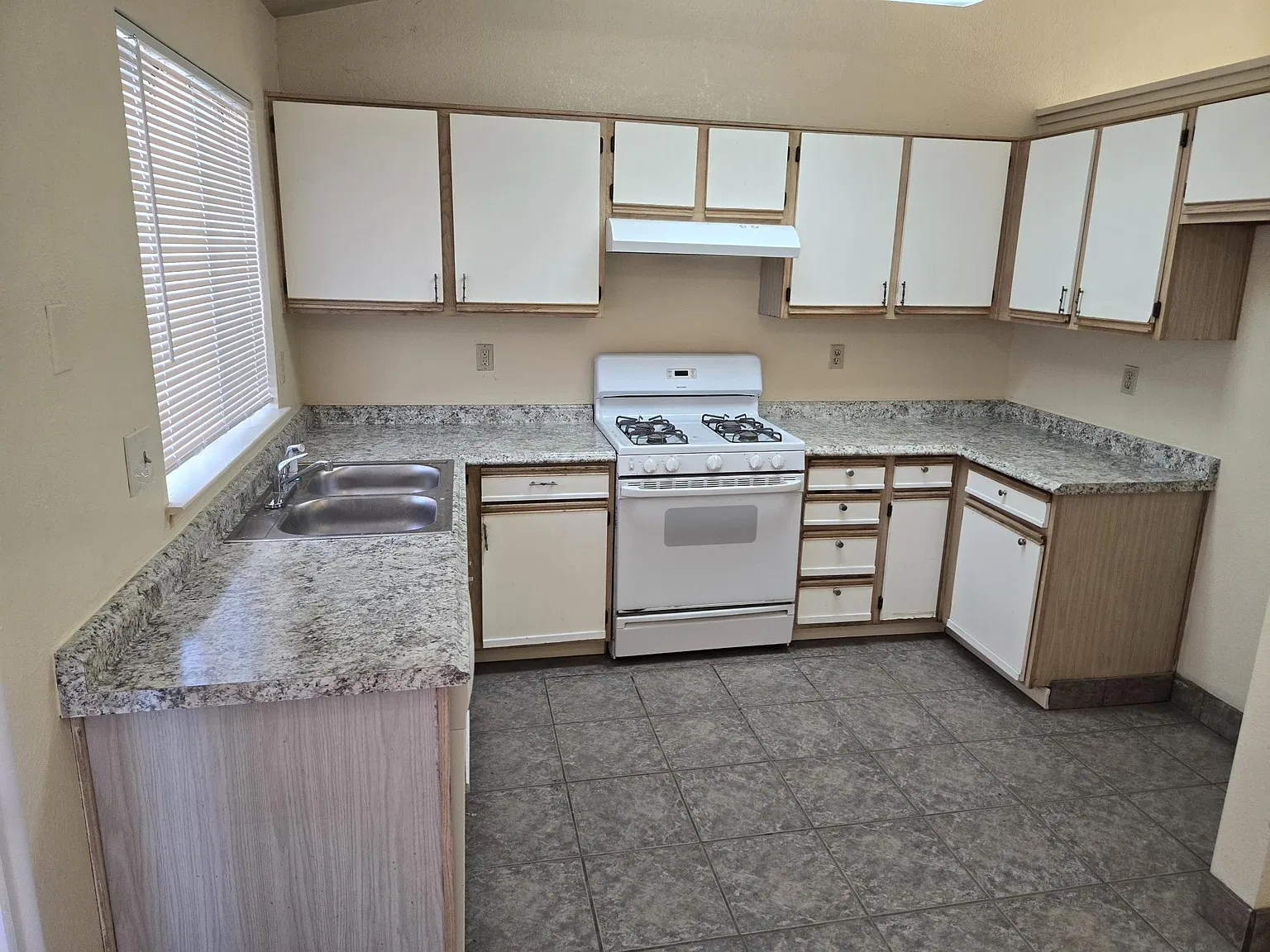 1101 Vintner Ln — Photo 2