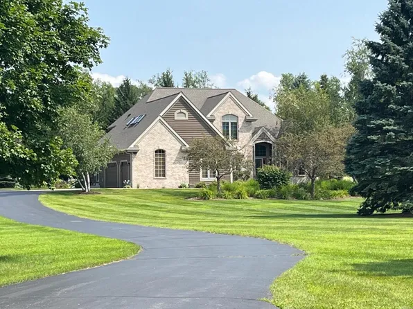 W1237 Hidden Oaks DRIVE, East Troy, WI 53120