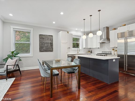 3rd image of 1087 N Hermitage Ave APT 1