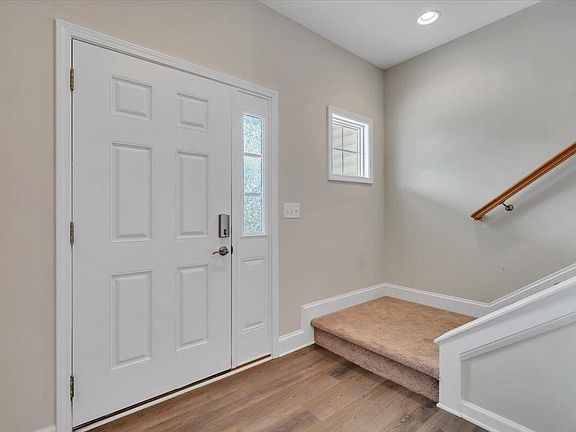 4th image of 225 Louise Ln
