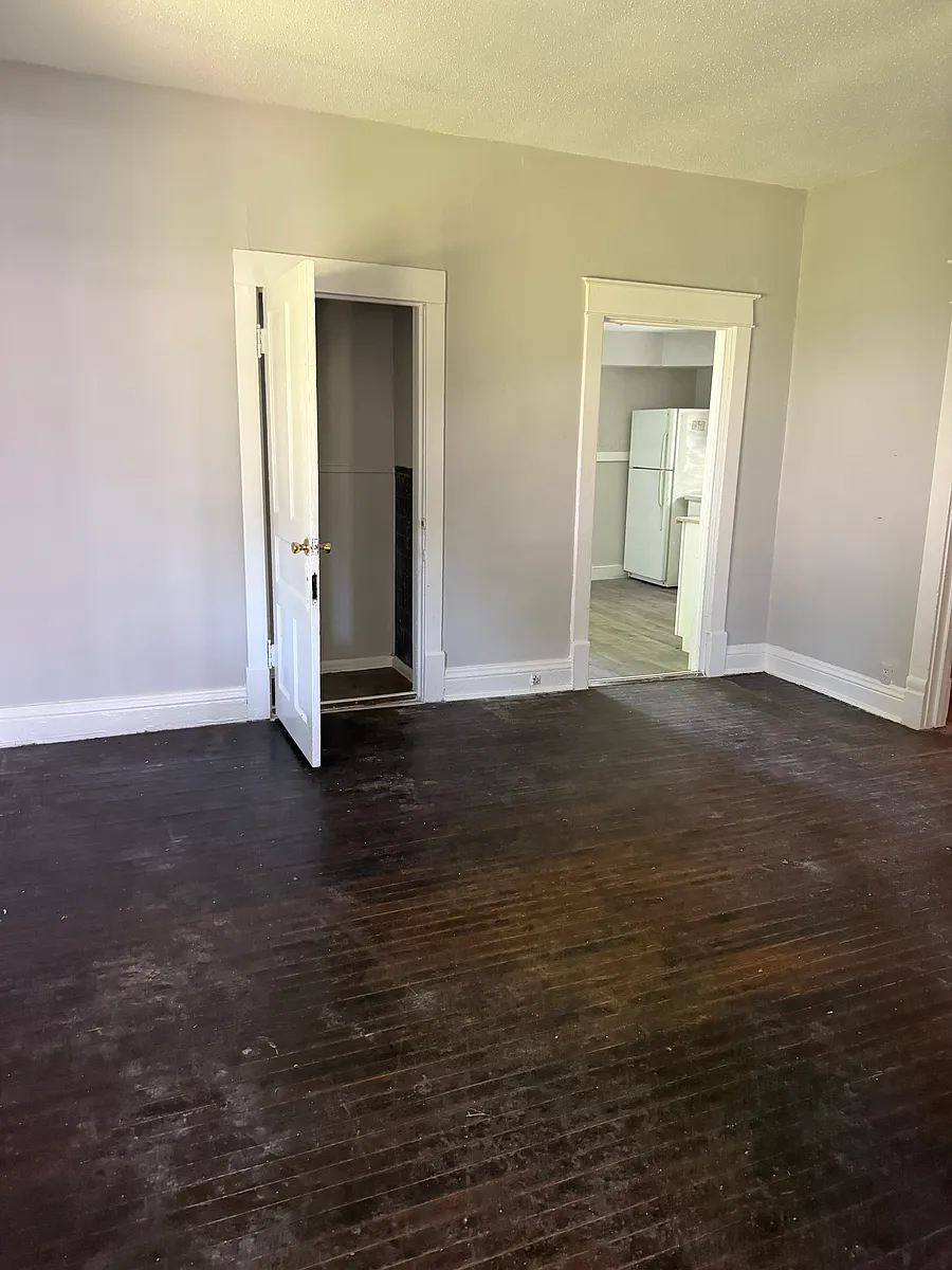 Building Photo - 715 W Brons Ave