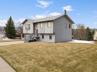 3413 Meadowbrook Dr, Rapid City, SD 57702