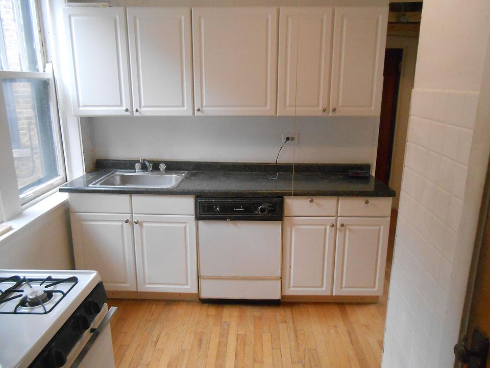 1st image of 1726 W Carmen Ave