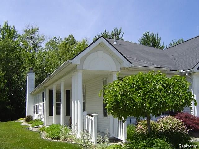 2nd image of 3520 Riverside Dr