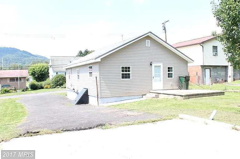 210 Green St — Photo 2
