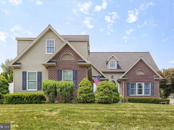 2422 Rolling Hills Dr, Mechanicsburg, PA 17055