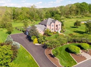 8 Stone Barn Rd, Pittstown, NJ 08867