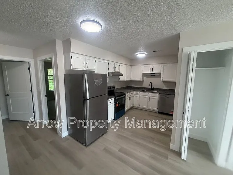 1015 W 14th St #8 — Photo 6