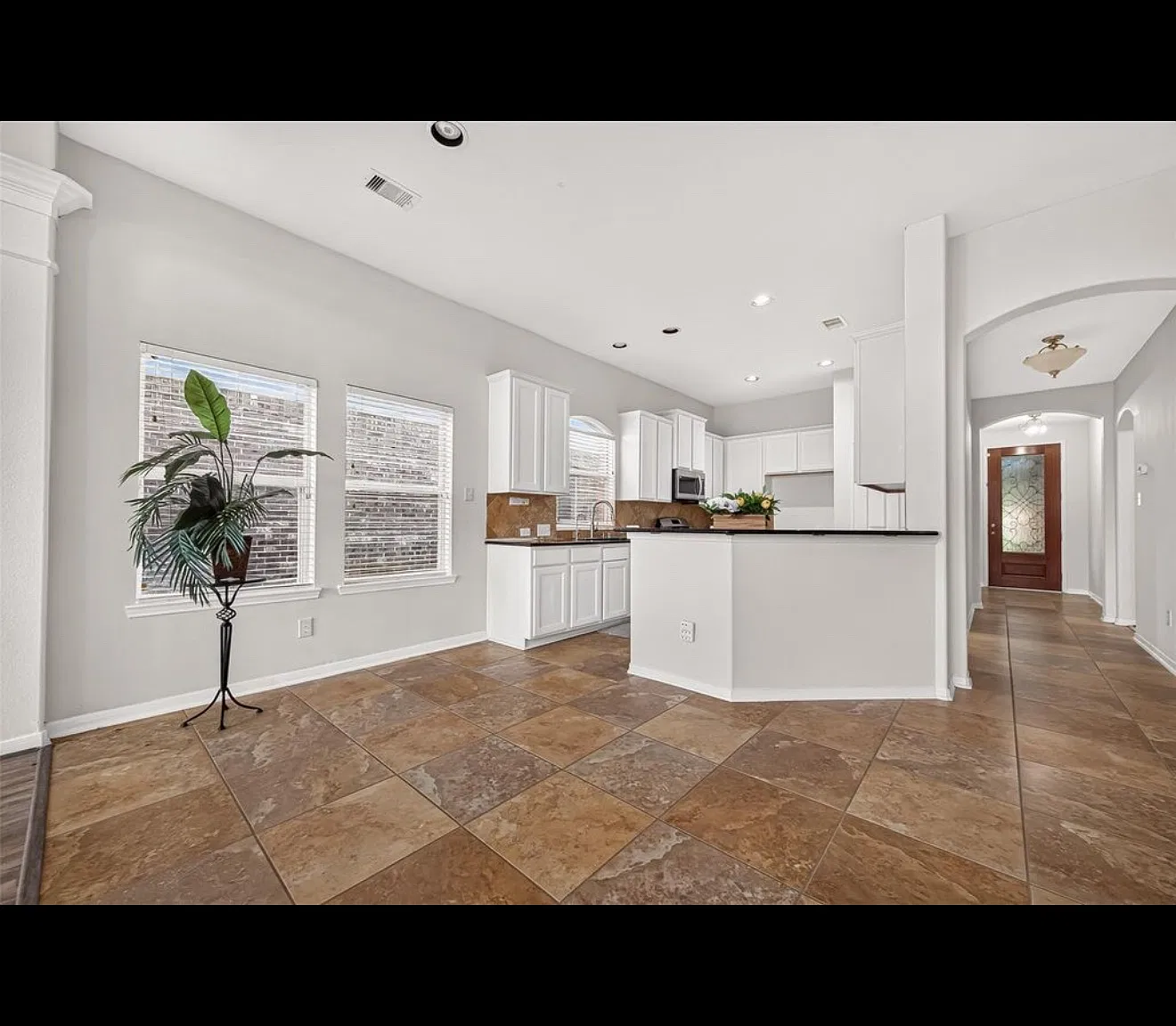 4 bed, 2351 sqft, $2,550 — Photo 4
