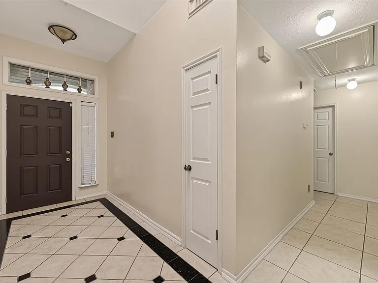8203 Paddington Place Dr — Photo 4